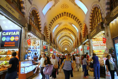 Eminonu, İstanbul, Türkiye - 2 Haziran 2018. İstanbul 'un en büyük pazarlarından biri olan Baharat Pazarı' ndan bir manzara. Şehirdeki en ünlü kapalı alışveriş kompleksi.