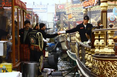 EMINONU, İSTANBUL, TURKEY - 25 Aralık 2010. Eminonu sahilinde ızgara balıklı lezzetli sandviçler satan süslü balıkçı teknelerinin manzarası..