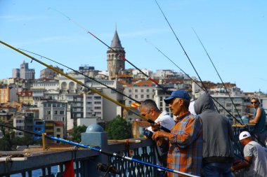 Galata Köprüsü, İstanbul, Türkiye - 25 Aralık 2010. Galata Köprüsü, İstanbul 'daki Altın Boynuz' un iki tarafını kaplar ve şehrin balıkçıları için her zaman popüler bir noktadır..