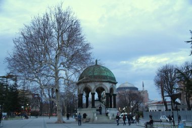 SULTANAHMET Kare, İSTANBUL, TURKEY - 20 Ocak 2013. Sultanahmet Meydanı 'ndan bir sokak manzarası. Sultanahmet Camii 'ne doğru yürüyorlar.).