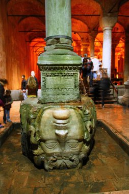 SULTANAHMET, İSTANBUL, TURKEY - 20 Ocak 2013. Bazilika Sarnıcı, İstanbul 'un altındaki yüzlerce antik sarnıçtan en büyüğü..