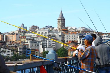 Galata Köprüsü, İstanbul, Türkiye - 25 Aralık 2010. Galata Köprüsü, İstanbul 'daki Altın Boynuz' un iki tarafını kaplar ve şehrin balıkçıları için her zaman popüler bir noktadır..
