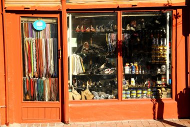 BALAT, İSTANBUL, TURKEY - 23 Ocak 2013. Balat caddesinden bir manzara. Balat, Fatih bölgesinde ve Haliç 'in batı kıyısındaki tarihi yarımadanın eski şehrinde yer almaktadır..