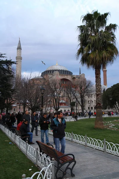 Sultanahmet Square Istanbul Turkey 2013年1月20日 スルタナメット広場からの通りの景色 人々はスルタナメット モスクに向かって歩いている — ストック写真