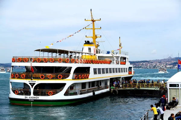 Θέα Στο Αγκυροβολημένο Πλοίο Επιβάτες Στην Προβλήτα Της Τουρκίας — Φωτογραφία Αρχείου