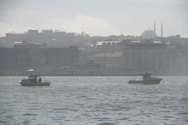 Una Vista Istanbul Dalla Costa Karakoy Sotto Nebbia — Foto Stock