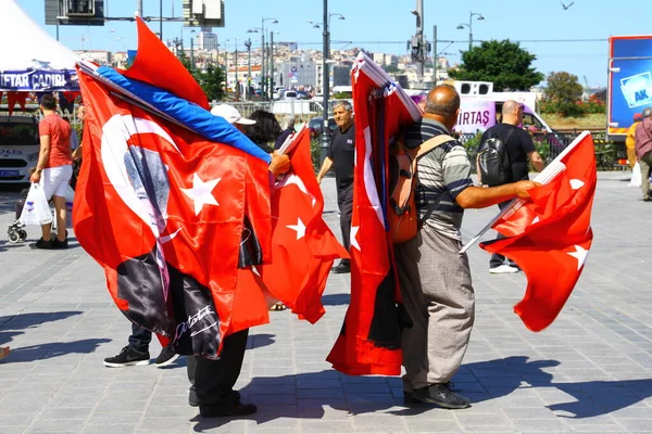 국기를 사람들과 아타튀르크 사진이 사람들의 — 스톡 사진