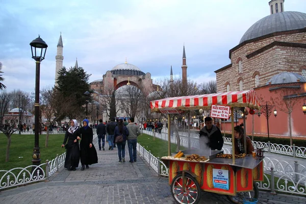 Sultanahmet Square Istanbul Turkey 2013 술타나흐 광장의 사람들은 술타나흐 모스크 — 스톡 사진