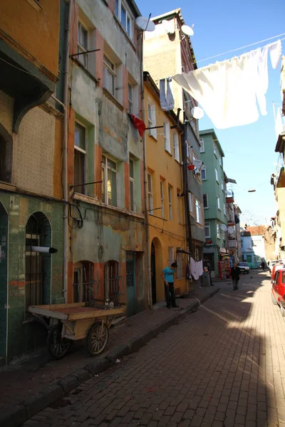 BALAT, İSTANBUL, TURKEY - 23 Ocak 2013. Balat caddelerinden bir manzara. Balat, Fatih bölgesinde ve Haliç 'in batı kıyısındaki tarihi yarımadanın eski şehrinde yer almaktadır..