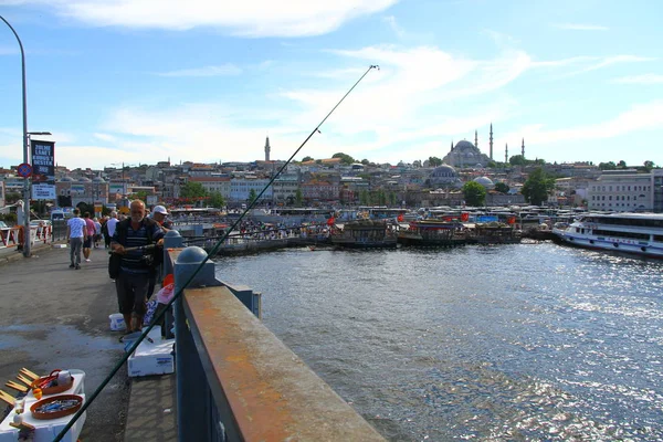 Galata Bridge Istanbul Turquia Dezembro 2010 Ponte Galata Abrange Dois — Fotografia de Stock