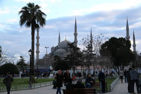 Sultanahmet Square Istanbul Turkey January 2013 苏丹广场的街景 人们正走向苏丹清真寺 蓝色清真寺 — 图库照片