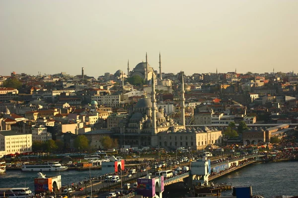 İSTANBUL, TURKEY - 28 Nisan 2012. Galata Köprüsü ve tarihi Eminonu Bölgesi
