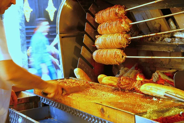 Vista Dell Uomo Che Cucina Carne Maiale Alla Griglia Ristorante — Foto Stock