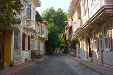İstanbul, Türkiye 'deki eski binaların caddelerine, cephelerine bak