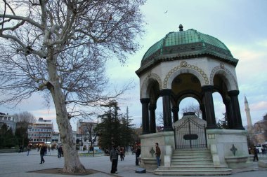 SULTANAHMET Kare, İSTANBUL, TURKEY - 20 Ocak 2013. Sultanahmet Meydanı 'ndan bir sokak manzarası. Sultanahmet Camii 'ne doğru yürüyorlar.).