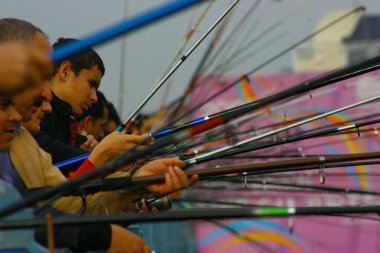 Galata Köprüsü, İstanbul, Türkiye - 25 Aralık 2010. Galata Köprüsü, İstanbul 'daki Altın Boynuz' un iki tarafını kaplar ve şehrin balıkçıları için her zaman popüler bir noktadır..