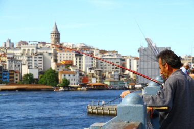 Galata Köprüsü, İstanbul, Türkiye - 25 Aralık 2010. Galata Köprüsü, İstanbul 'daki Altın Boynuz' un iki tarafını kaplar ve şehrin balıkçıları için her zaman popüler bir noktadır..