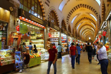 Eminonu, İstanbul, Türkiye - 2 Haziran 2018. İstanbul 'un en büyük pazarlarından biri olan Baharat Pazarı' ndan bir manzara. Şehirdeki en ünlü kapalı alışveriş kompleksi.