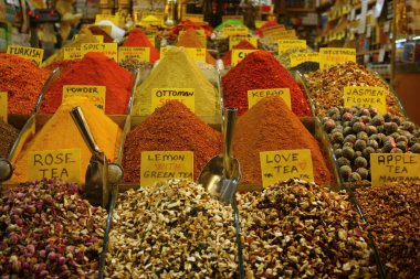 Eminonu, İstanbul, Türkiye - 15 Ocak 2011. Baharat Pazarı şehirdeki en büyük pazarlardan biridir. Her türlü baharatı bulabilirsiniz..