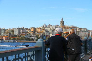 Galata Köprüsü, İstanbul, Türkiye - 25 Aralık 2010. Galata Köprüsü, İstanbul 'daki Altın Boynuz' un iki tarafını kaplar ve şehrin balıkçıları için her zaman popüler bir noktadır..