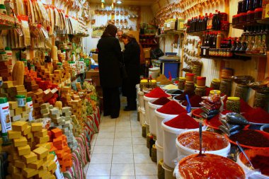 Türk pazarındaki tezgahlarda baharatlar, kurutulmuş meyveler, fındıklar ve hediyelik eşyalar görülüyor