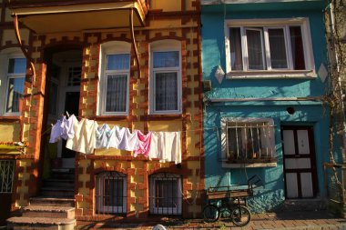 BALAT, İSTANBUL, TURKEY - 23 Ocak 2013. Balat caddelerinden bir manzara. Balat, Fatih bölgesinde ve Haliç 'in batı kıyısındaki tarihi yarımadanın eski şehrinde yer almaktadır..