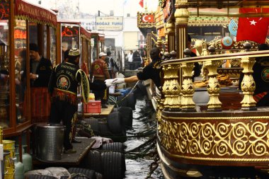 EMINONU, İSTANBUL, TURKEY - 25 Aralık 2010. Eminonu sahilinde ızgara balıklı lezzetli sandviçler satan süslü balıkçı teknelerinin manzarası..