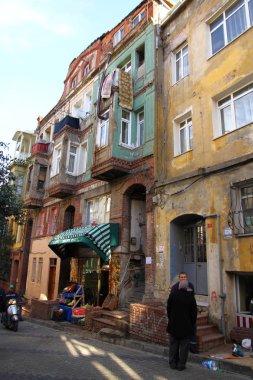 BALAT, İSTANBUL, TURKEY - 23 Ocak 2013. Balat caddelerinden bir manzara. Balat, Fatih bölgesinde ve Haliç 'in batı kıyısındaki tarihi yarımadanın eski şehrinde yer almaktadır..