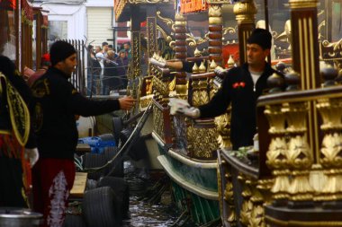 EMINONU, İSTANBUL, TURKEY - 25 Aralık 2010. Eminonu sahilinde ızgara balıklı lezzetli sandviçler satan süslü balıkçı teknelerinin manzarası..