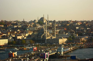 İSTANBUL, TURKEY - 28 Nisan 2012. Galata Köprüsü ve tarihi Eminonu Bölgesi