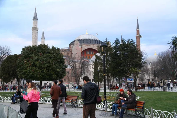 Sultanahmet Square Istanbul Turkey January 2013 苏丹广场的街景 人们正走向苏丹清真寺 蓝色清真寺 — 图库照片