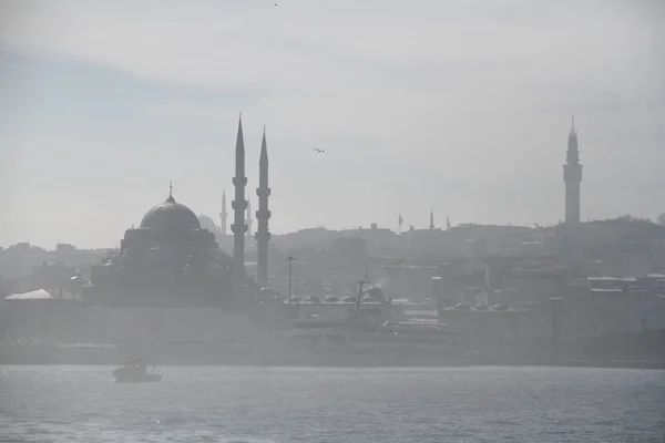 Вид Стамбул Побережья Каракоя Туманом — стоковое фото