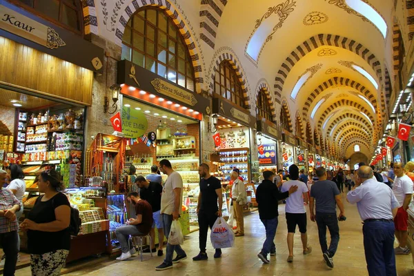 Eminonu, İstanbul, Türkiye - 2 Haziran 2018. İstanbul 'un en büyük pazarlarından biri olan Baharat Pazarı' ndan bir manzara. Şehirdeki en ünlü kapalı alışveriş kompleksi.