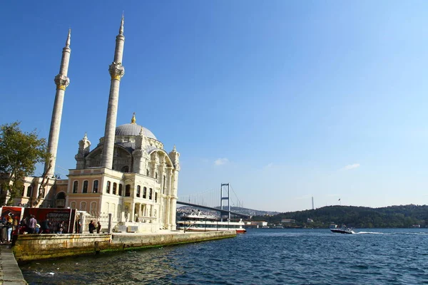 Ortagem Istanbul Turquia Abril 2018 Uma Vista Mesquita Ortakoy Com — Fotografia de Stock