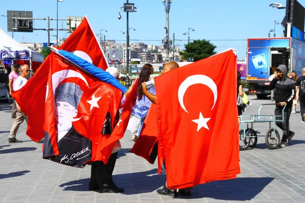 Vista Pessoas Com Bandeiras Turcas Com Imagem Ataturk — Fotografia de Stock