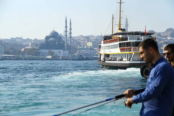Karaköy, İstanbul - 22 Ekim 2017. Altın Boynuz 'daki feribotlar İstanbul' un sembolleri..