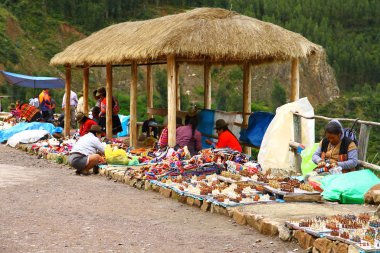 MARAS Tuz Madenleri, SACRED VALLEY, Peru - 1 Nisan 2019. Maras Tuz Madenlerindeki hediyelik eşya dükkanları ziyaretçilere farklı türde tuz ürünleri ve hediyelik eşya satıyorlar.