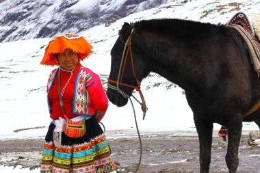 Vinicunca Gökkuşağı Dağları, Peru. Geleneksel giyinmiş Perulu bir kadın.