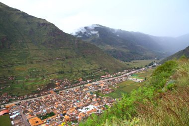 Yukarıdan Urubamba Nehri ve Pisac köyü manzarası, Kutsal Vadi, Peru.