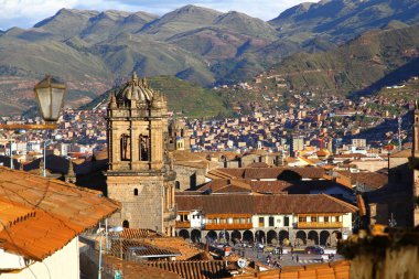 Cusco Katedrali, Plaza De Armas, Cusco, Peru - 27 Mart 2019. Cusco 'nun ana meydanı olan Plaza de Armas' dan bir manzara. Güzel Cusco Katedrali bu meydanda bulunmaktadır..