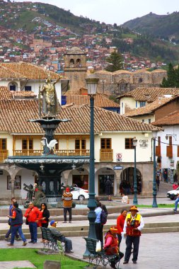 CUSCO, PERU - 27 Mart 2019. Cusco, Peru And Dağları 'nda sömürge mimarisi olan güzel bir şehirdir. Şehir bir zamanlar İnka İmparatorluğu 'nun başkentiydi.