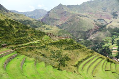 Peru 'daki Pisac Arkeoloji Kompleksi' ndeki Kutsal Vadi 'nin yamaçlarında dairesel şekilli İnka terasları var..