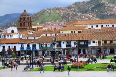 PLAZA de Armas, CUSCO, Peru - 28 Mart 2019. Cusco 'nun ana meydanı olan Plaza de Armas' dan bir manzara ve oyulmuş ahşap balkonlarla çevrili. Cusco Katedrali meydanda bulunmaktadır..