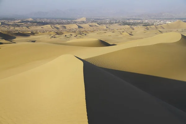 Peru 'daki Huacachina vahasının etrafındaki kum tepeleri.