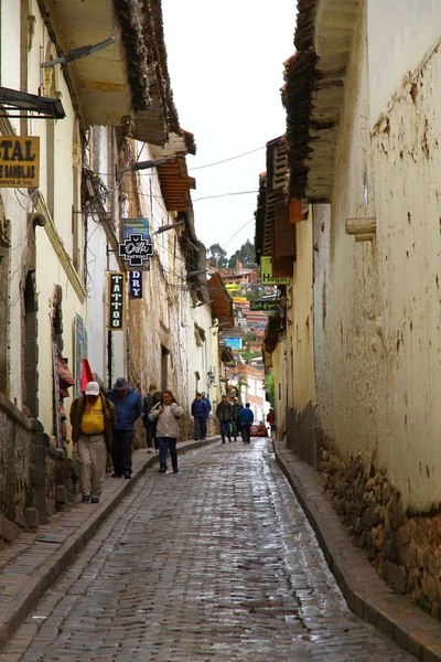 Caddelerin görünüşü, tepedeki binaların cepheleri, Cusco Peru.