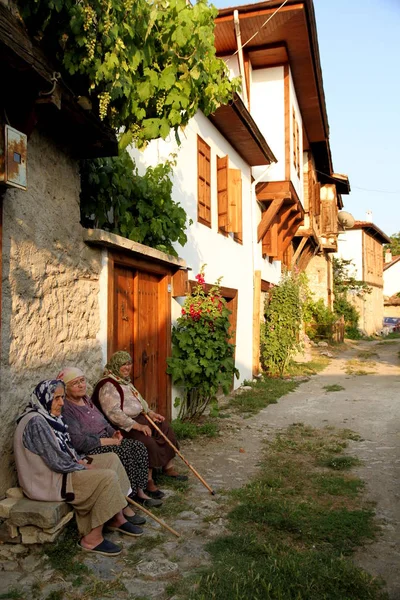 Türkische Stadt Karabuk Türkei Frauen Auf Der Bank — Stockfoto