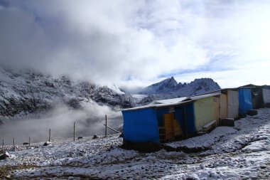 Vinicunca Gökkuşağı Dağları, Peru 'nun karlı tepelerinde atlar ve insanlar için barınaklar.