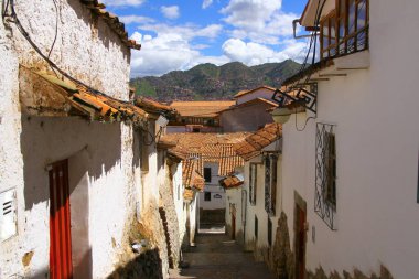 CUSCO, PERU - 28 Mart 2019. Peru And Dağları 'nda sömürge mimarisi olan güzel bir şehir olan Cusco' dan bir sokak manzarası. Şehir bir zamanlar İnka İmparatorluğu 'nun başkentiydi.