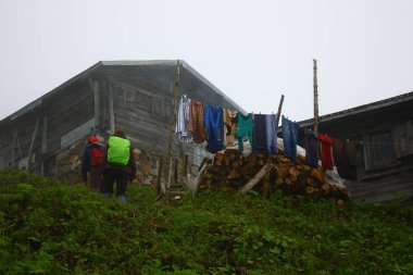 Türkiye 'de bir yaylada ev manzarası.