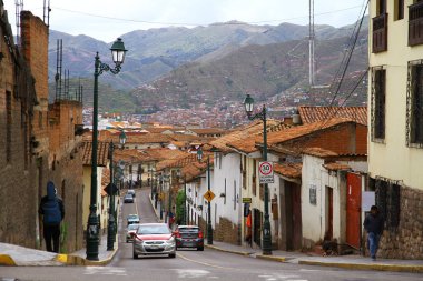 Caddelerin görünüşü, tepedeki binaların cepheleri, Cusco Peru.
